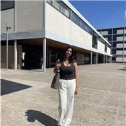 Estudiante universitaria abierta a enseñar a estudiantes de educación básica, media y secundaria